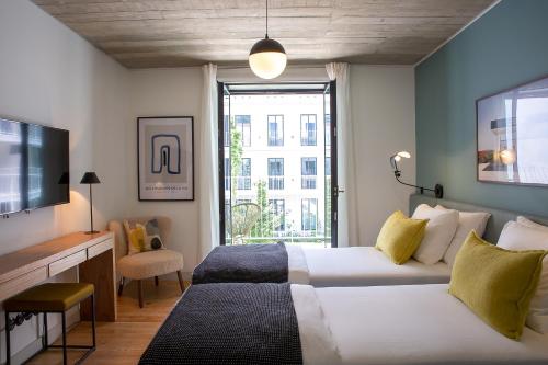 Deluxe 2BDR Apartment in City Center by LovelyStay