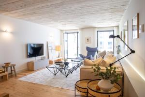 Deluxe 2BDR Apartment in City Center by LovelyStay