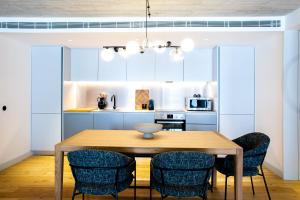 Deluxe 2BDR Apartment in City Center by LovelyStay