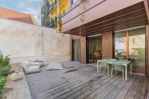Deluxe 2BDR Apartment W/ Patio by LovelyStay