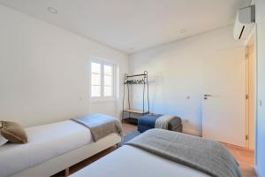Deluxe Apt at Amazing Prime Location, By TimeCooler