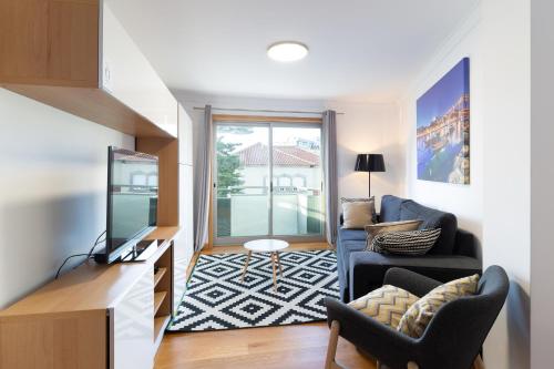 Deluxe Modern Flat with Balcony by Host Wise