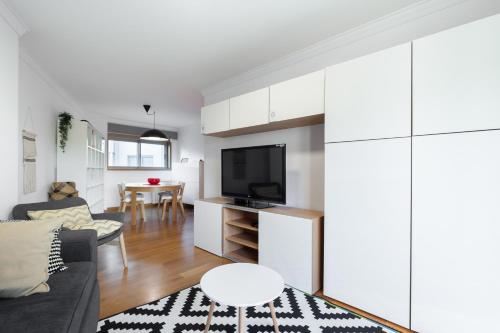 Deluxe Modern Flat with Balcony by Host Wise