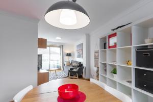 Deluxe Modern Flat with Balcony by Host Wise