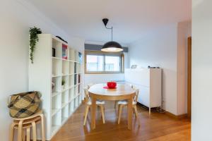 Deluxe Modern Flat with Balcony by Host Wise