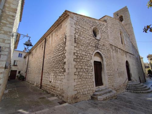 Derrière l'église