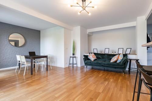 Design 3 bedrooms appartment, near Champs Elysees