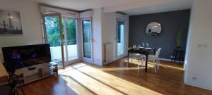 Design 3 bedrooms appartment, near Champs Elysees