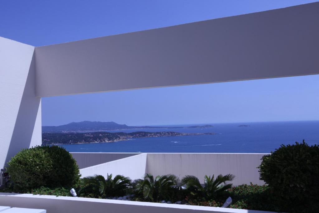 Design Apartment - Pool, Large Terrace and Panoramic Views of Mediterranean Résidence les Katikias, Avenue Île Rousse, 83150 Bandol