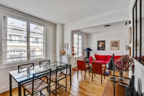Design apartment with terrace by Weekome