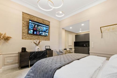 DESIGN Studio I Center I Netflix I Kingbed I NEW