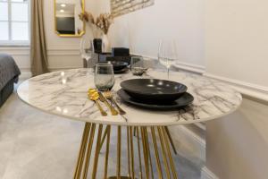 DESIGN Studio I Center I Netflix I Kingbed I NEW
