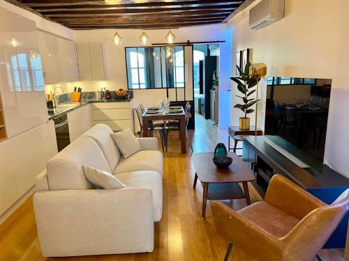 Designer Apartment Tour Saint-Jacques - 1BR 4P