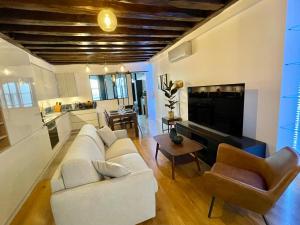 Designer Apartment Tour Saint-Jacques - 1BR 4P