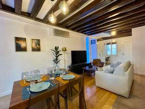 Designer Apartment Tour Saint-Jacques - 1BR 4P