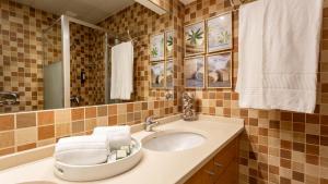 Divine Marina Apartment W/ Pool & Garden by LovelyStay