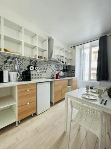 Appartement DnN - Modern chic 1BR # minutes to center Thiers # Wifi, free Netflix and Parking 7 Place de la Mutualité 63300 Thiers Auvergne