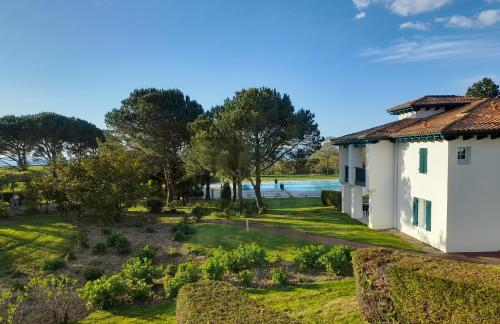 Domaine de Bordaberry, Terrasse & piscine avec vue Océan