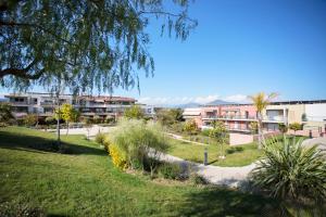 Appartement DOMAINE DES ROSES AP4222 by Riviera Holiday Homes de fabron, FACE ENTRÉE, 330 06200 Nice Provence-Alpes-Côte d\'Azur