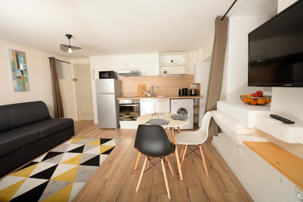 Appartement Dominici 3 - CahorsCityStay-Parking WIFI NETFLIX 63 Rue Dominici 46000 Cahors