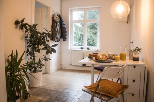 Doppelbett in heller Wohnung