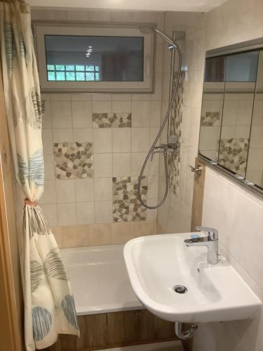 Doppelzimmer mit neuem Bad in der Villa Naturpark Rheinblick