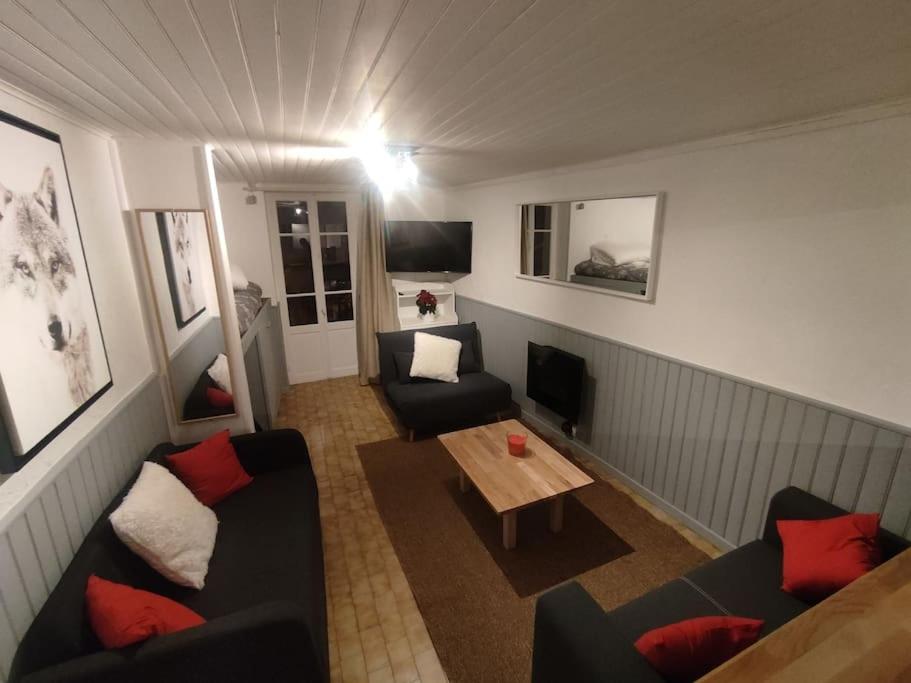 Downtown 1BR Apartment W/ Balcony by LovelyStay