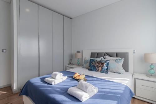 Downtown 1BR Apartment W/ Balcony by LovelyStay