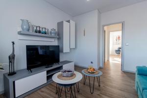 Downtown 1BR Apartment W/ Balcony by LovelyStay