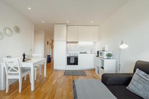 Downtown Stylish Apartment With Garage