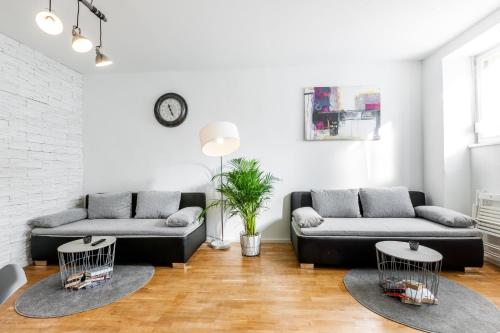 DR APARTMENTS