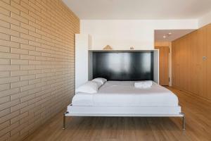 Dragon Stadium Studio w Balcony by LovelyStay