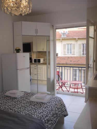Dream - a studio flat with balcony at 300m from the beach