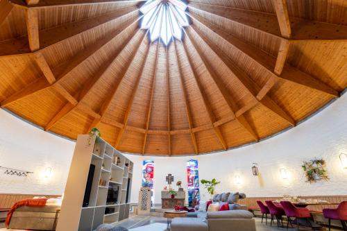 dreamcation - Wohnen in KIRCHE, 3D-Tour, Terrasse, BBQ, Küche, Kamin, 180qm