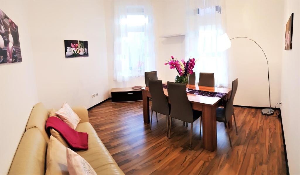 Appartement Duisburg Zentrum Orchidee, 5min vom HBF, Düsseldorf Messe und Flughafen 35 min 28 Wittekindstraße 1. OG 47051 Duisbourg