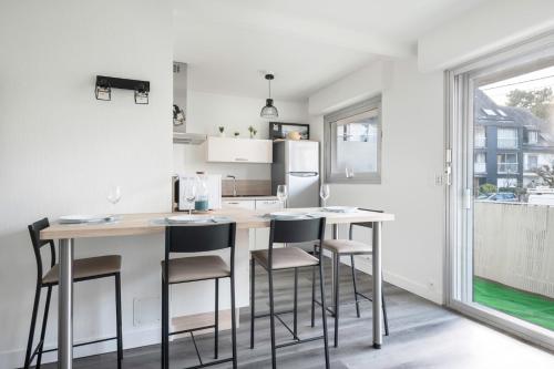 Duo en détente sous les pins