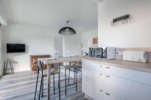 Duo en détente sous les pins