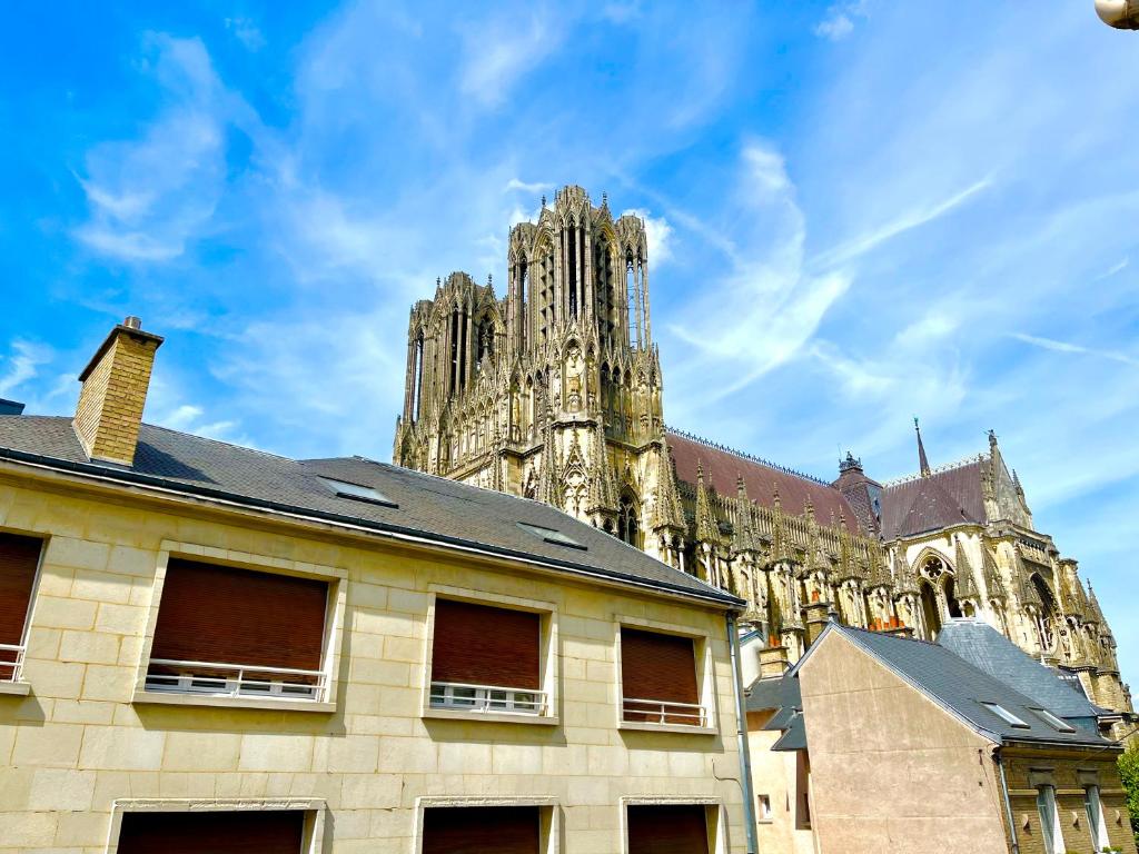 DUOMO - Hypercentre Cathédrale avec extérieur Etage 1 7 Rue des Tournelles, 51100 Reims