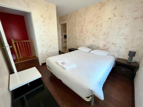 Duplex 2 chambres, 2 salles de bain, Proche gare et garage privé