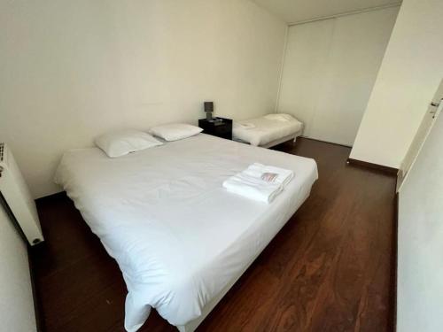 Duplex 2 chambres, 2 salles de bain, Proche gare et garage privé