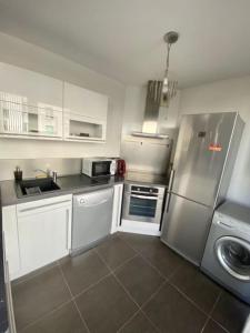 Duplex 2 chambres, 2 salles de bain, Proche gare et garage privé