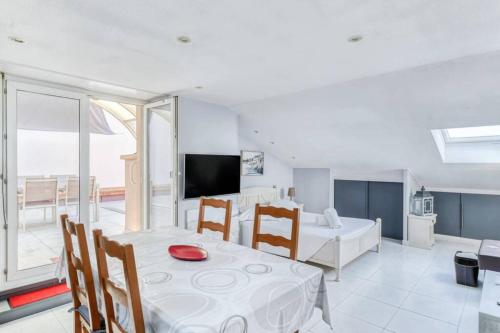 Duplex avec vue sur mer et piscine