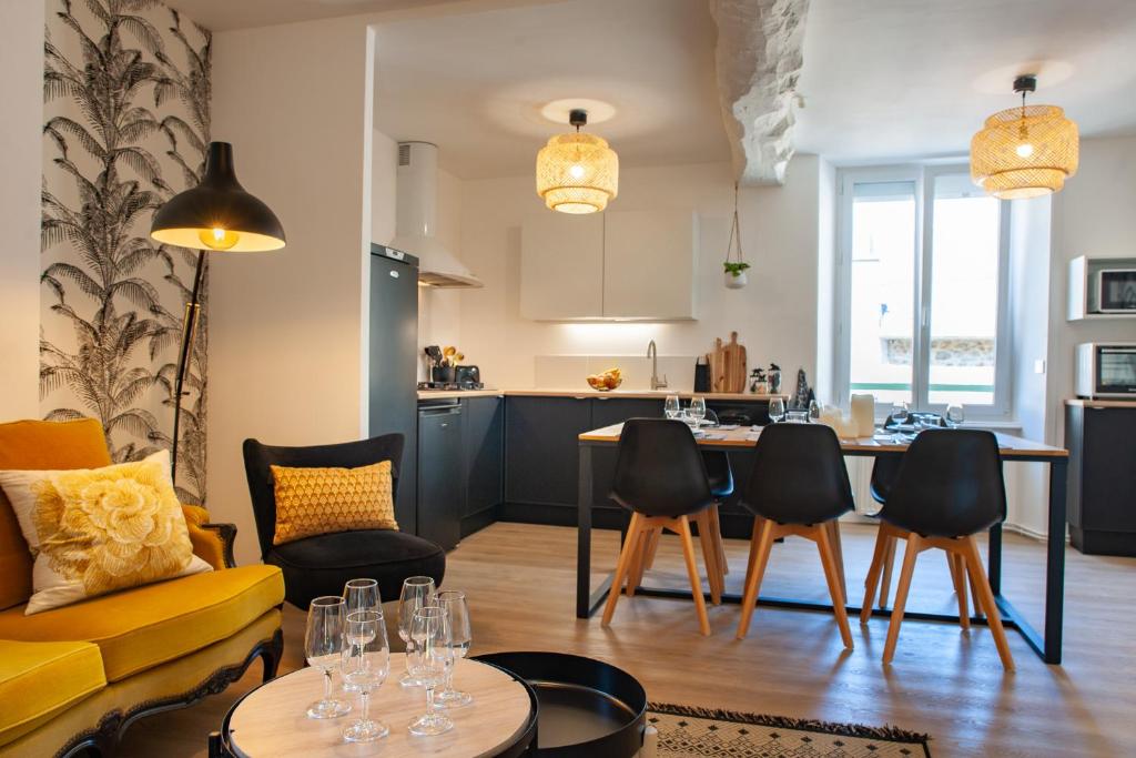 Duplex contemporain dans maison du XVIIème siècle rez de jardin 46 Rue de Nantes, 35300 Fougères