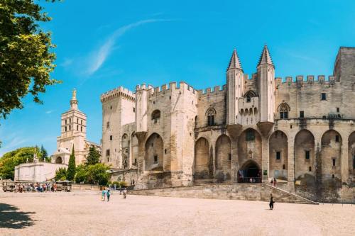 Duplex district Saint Ruf near ramparts Avignon center