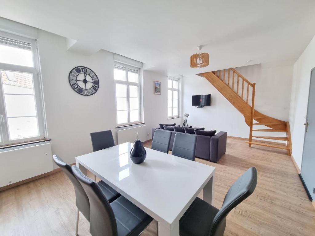 Duplex idéal famille, 2 mn de St-Omer centre premier étage 1 Rue de Calais, 62500 Saint-Martin-au-Laërt