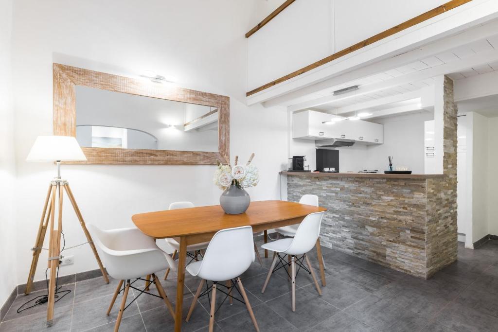 Duplex in Rue de la Préfecture Old Town 2 Bdrs 29 Rue de la Préfecture, 06300 Nice
