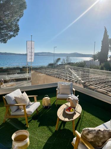 Duplex lumineux avec vue imprenable sur le golfe de Saint-Tropez depuis le toit terrasse