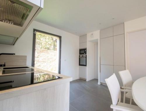 Duplex lumineux avec vue imprenable sur le golfe de Saint-Tropez depuis le toit terrasse