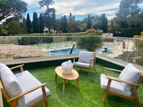 Duplex lumineux avec vue imprenable sur le golfe de Saint-Tropez depuis le toit terrasse