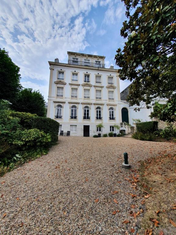 Duplex lumineux avec vue imprenable sur le golfe de Saint-Tropez depuis le toit terrasse